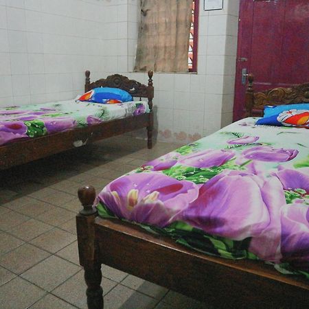 Oyo Life 1972 Aman Family Inn Syariah Ponorogo Εξωτερικό φωτογραφία