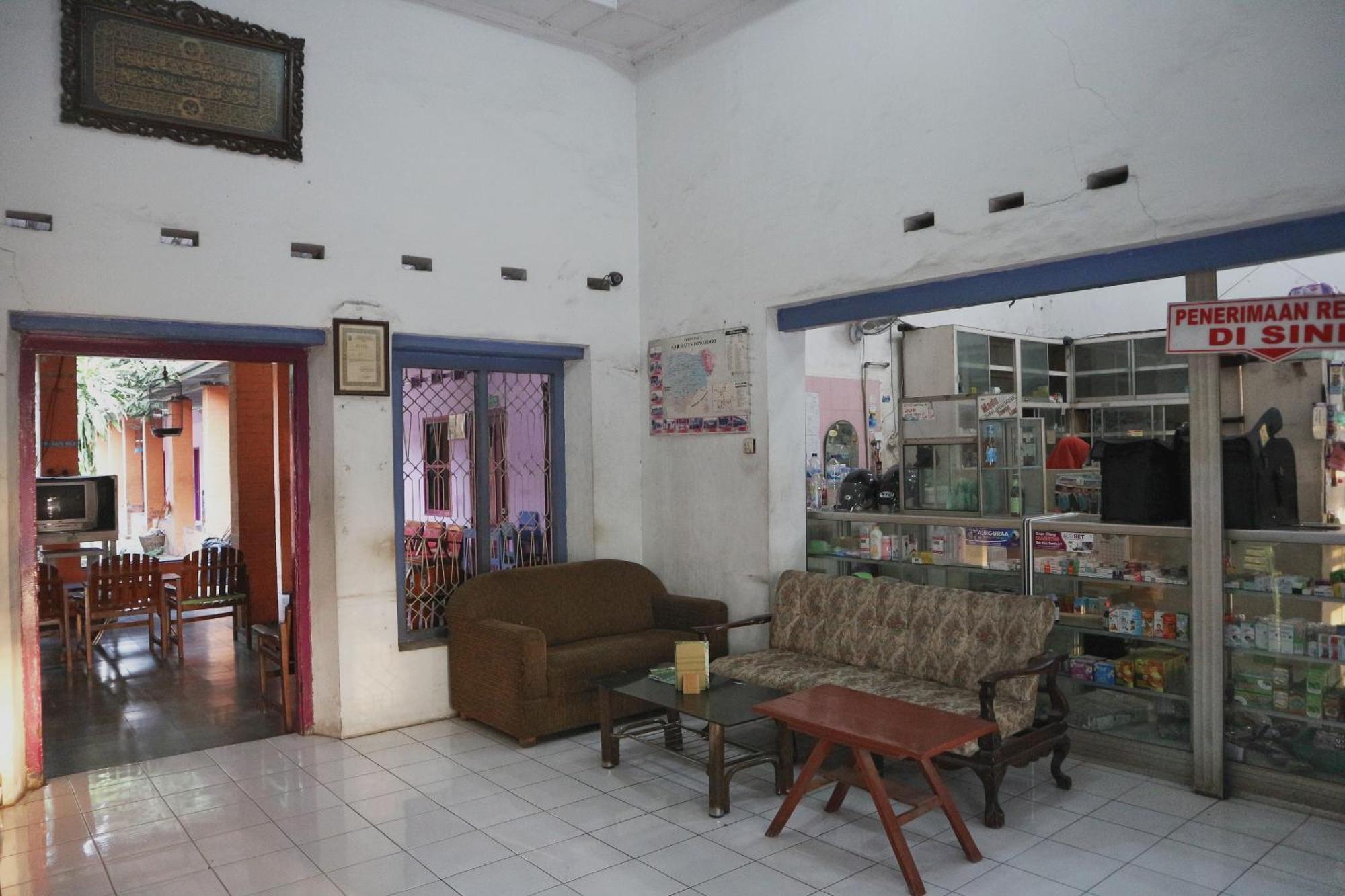 Oyo Life 1972 Aman Family Inn Syariah Ponorogo Εξωτερικό φωτογραφία